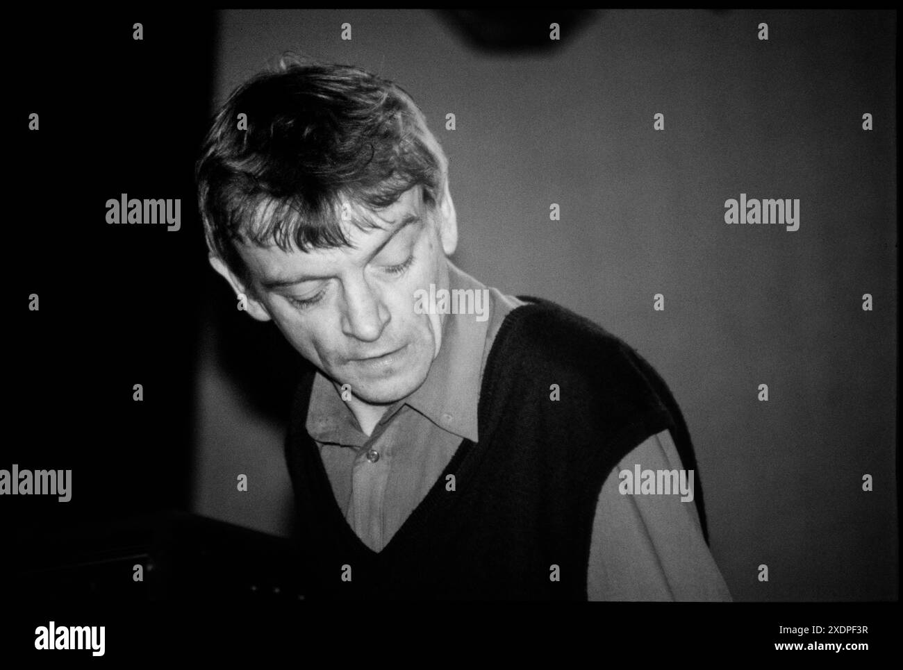 MARK E SMITH, THE FALL, 1997: Mark E Smith (1957–2018), spielte am 27. Juli 1997 im Bute Park in Cardiff, Wales, Großbritannien. Es gab einen Streit während des Soundcheck und die Band benötigte einen Stand-in-Drummer. Foto: Rob Watkins. INFO: The Fall, eine englische Post-Punk-Band, verkörperte Avantgarde-Musik mit ihrem abrasiven Sound und kryptischen Texten. Unter der Leitung des rätselhaften Mark E. Smith hinterließen ihre produktive Leistung und unerbittliche Experimente einen unauslöschlichen Eindruck in der alternativen Musiklandschaft der 80er und 90er Jahre Stockfoto