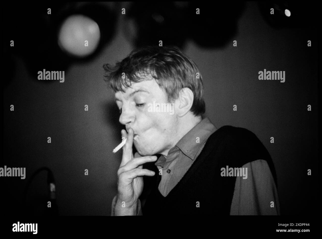 MARK E SMITH, THE FALL, 1997: Mark E Smith (1957–2018), spielte am 27. Juli 1997 im Bute Park in Cardiff, Wales, Großbritannien. Es gab einen Streit während des Soundcheck und die Band benötigte einen Stand-in-Drummer. Foto: Rob Watkins. INFO: The Fall, eine englische Post-Punk-Band, verkörperte Avantgarde-Musik mit ihrem abrasiven Sound und kryptischen Texten. Unter der Leitung des rätselhaften Mark E. Smith hinterließen ihre produktive Leistung und unerbittliche Experimente einen unauslöschlichen Eindruck in der alternativen Musiklandschaft der 80er und 90er Jahre Stockfoto