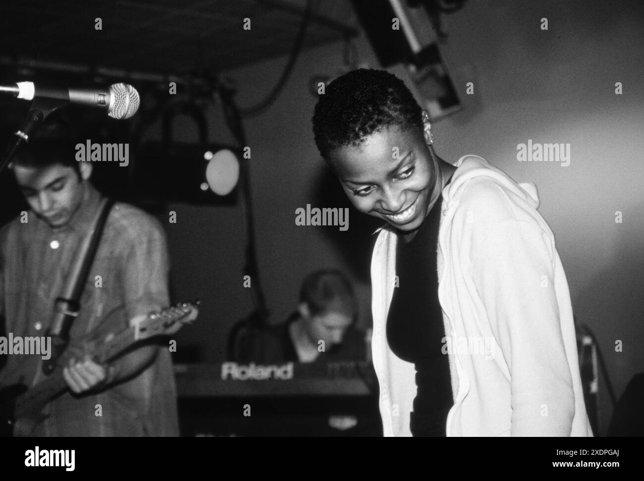 SKYE EDWARDS, MORCHEEBA, YOUNG, 1996: Skye Edwards von der Band MORCHEEBA trat mit ihrem Debütalbum Who Can You Trust auf der ersten großen UK-Tour der Band auf. Am 24. Oktober 1996 an der Glamorgan University, South Wales, Großbritannien. Foto: ROB WATKINS. INFO: Morcheeba, eine britische Band, die 1995 gegründet wurde, verbindet Trip-Hop, Electronic und Downtempo-Genres und kreiert faszinierende Soundlandschaften, die Skye Edwards' schwülen Gesang mit Ross und Paul Godfreys Produktion verbinden. Ihre Fusion von Stilen zieht Zuhörer weltweit in ihren Bann. Stockfoto