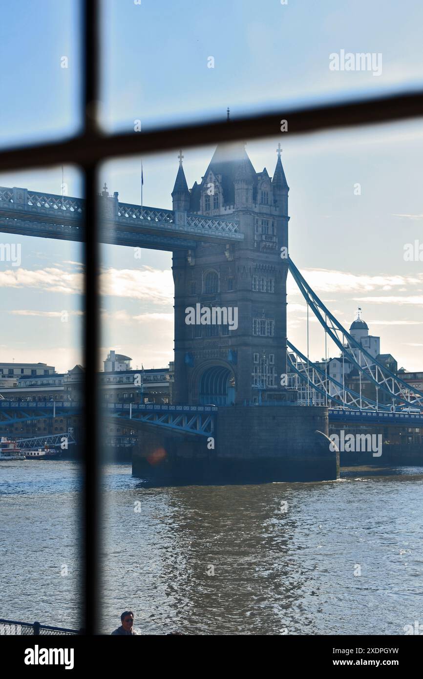 Blick auf die Tower Bridge, eingerahmt durch das Fenster des Tower of London Stockfoto