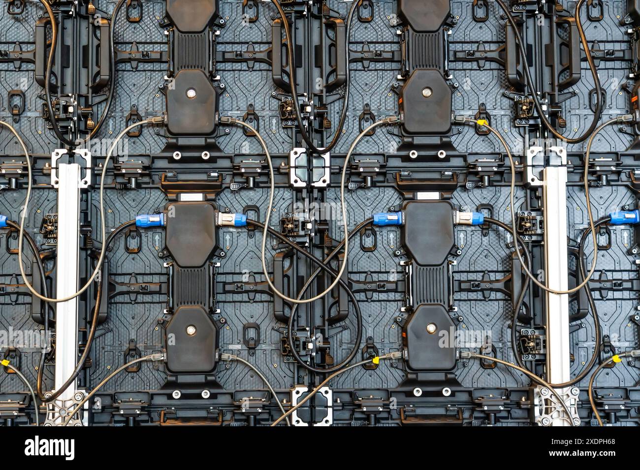 Rückseite des großen LED-Bildschirms. Textur der hinteren Ansichtsfelder. Stromeingangs- und Ausgangsleitung sowie Dateneingangs- und -Ausgangsstecker. Digitale Elektronik Stockfoto