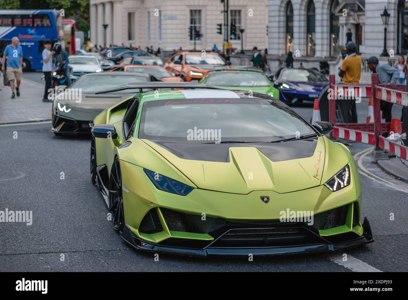 Mehrere Supersportwagen fahren durch die Londoner Innenstadt. Stockfoto