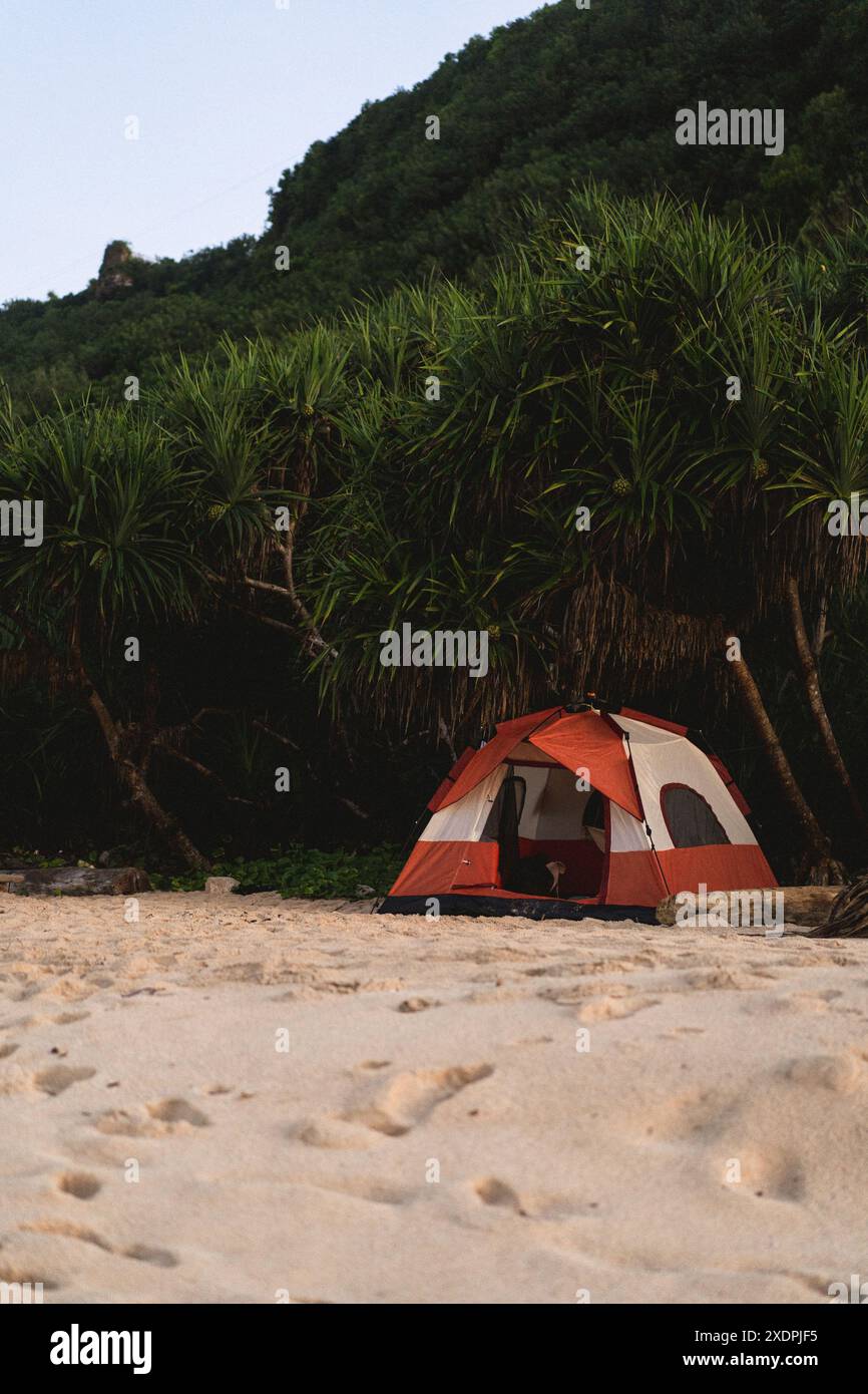 Zelt am Strand am Meer, Camping. Stockfoto