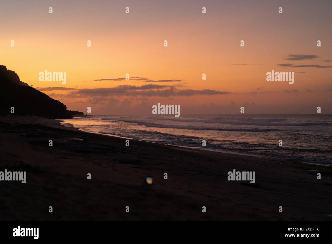 Sonnenuntergang an der Küste des Indischen Ozeans. Stockfoto