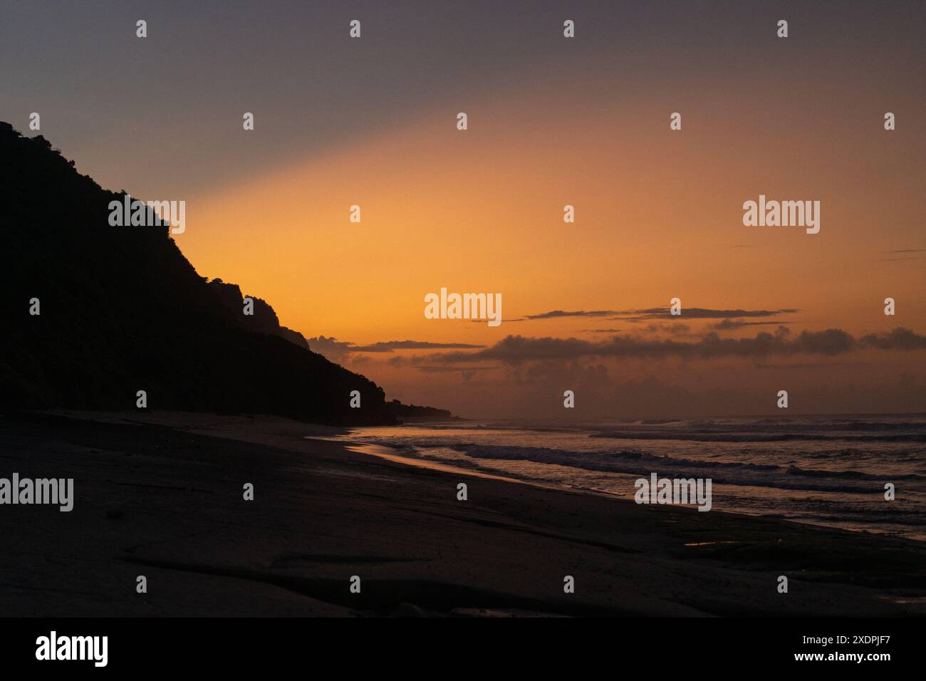 Meer Küste und Strand bei Sonnenuntergang, Bali. Stockfoto