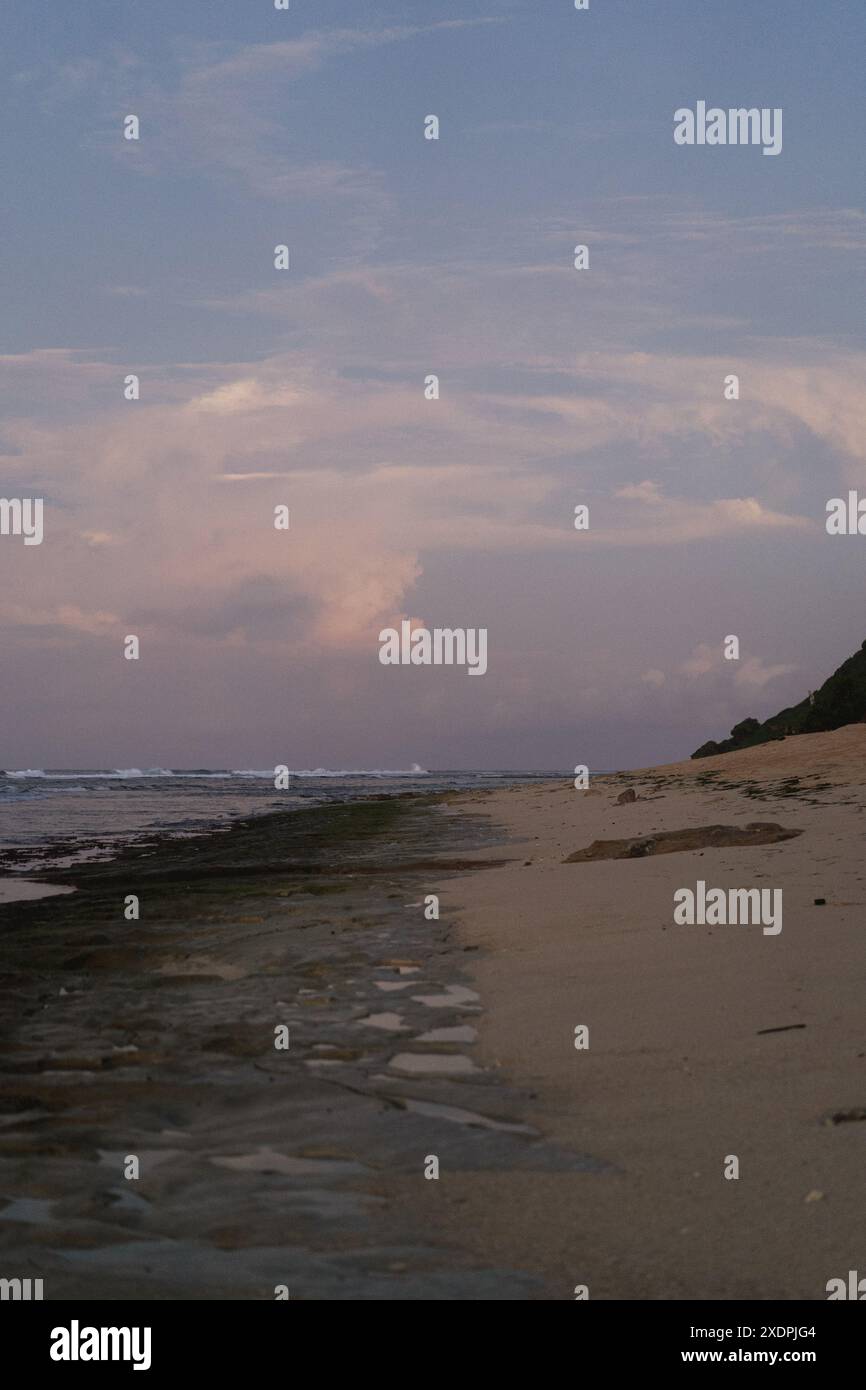 Farbenfroher Sonnenuntergang auf dem Meer, Bali, Indonesien. Stockfoto