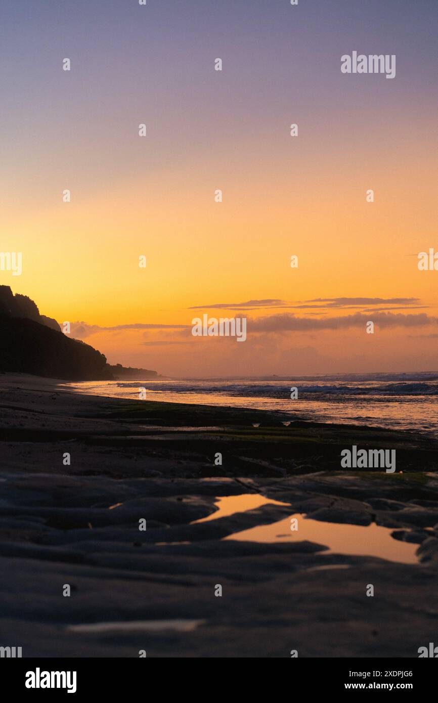 Farbenfroher Sonnenuntergang auf dem Meer, Bali, Indonesien. Stockfoto