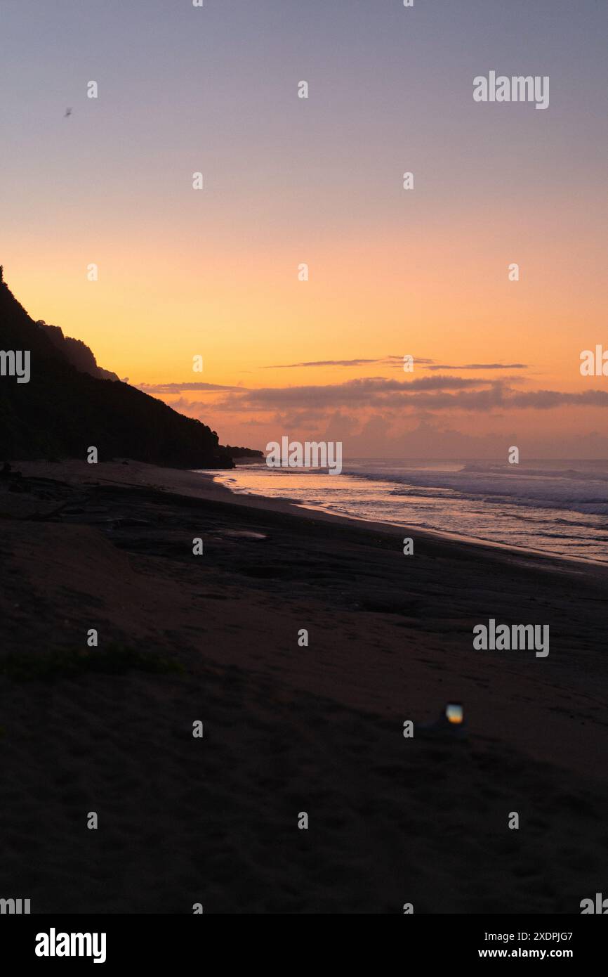 Meer Küste und Strand bei Sonnenuntergang, Bali. Stockfoto