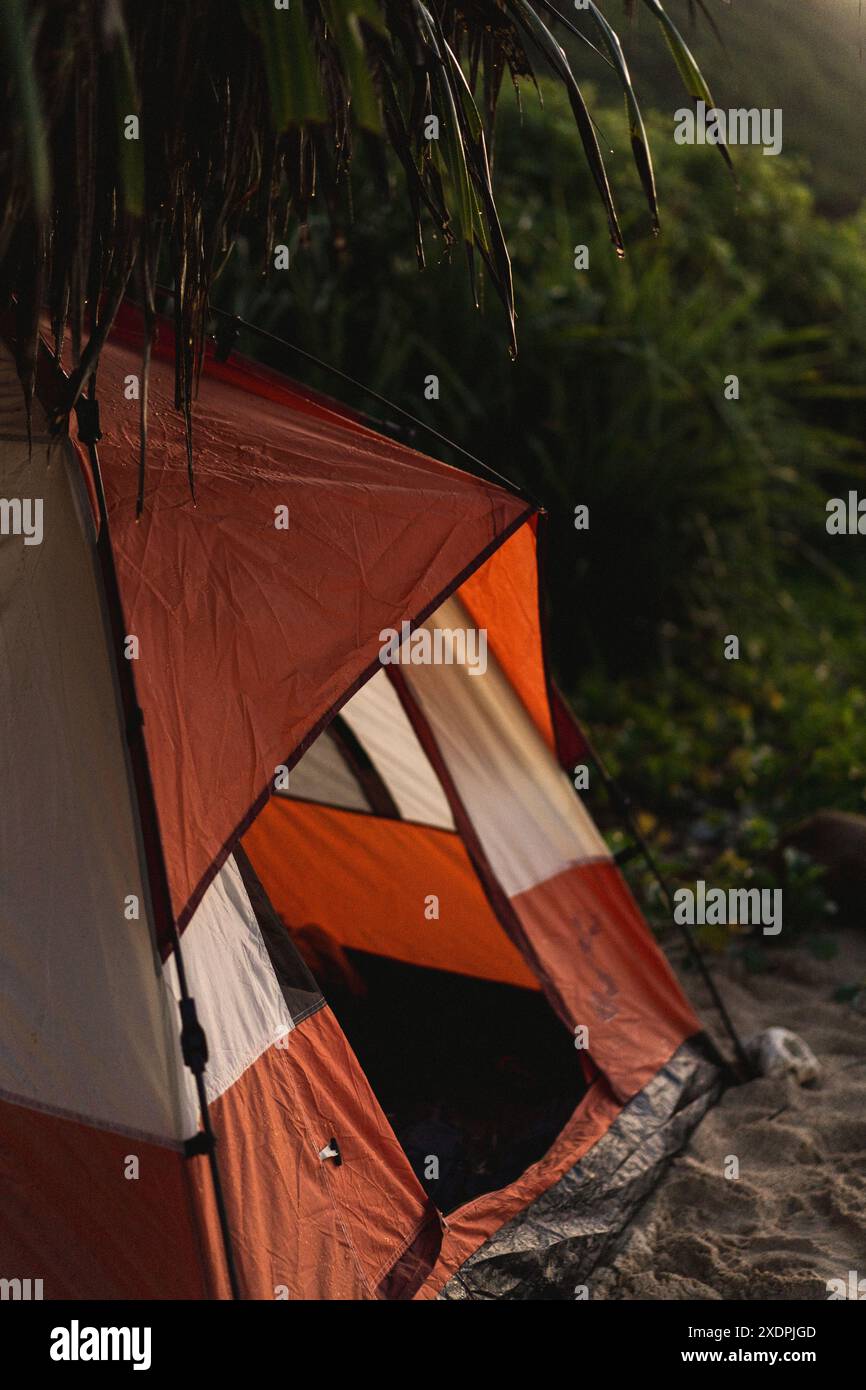 Zelt am Strand am Meer, Camping. Stockfoto