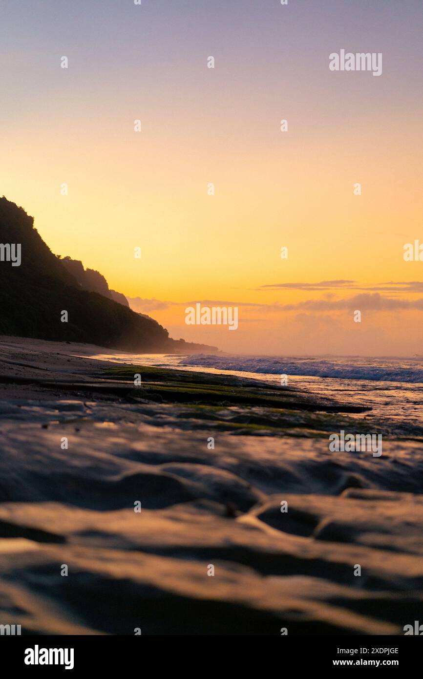 Sonnenuntergang am Strand Melasti im Süden von Bali in Indonesien Stockfoto