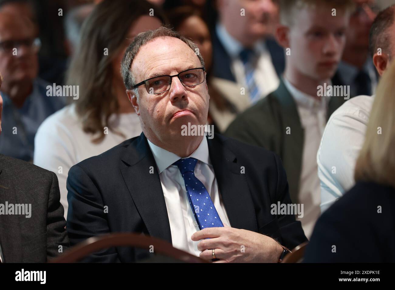 Lord Nigel Dodds nimmt am Start des Manifests der DUP-Partei durch den DUP-Führer Gavin Robinson im Danny Blanchflower Stadium im Osten Belfasts Teil, während er sich auf dem Wahlkampfpfad befindet. Bilddatum: Montag, 24. Juni 2024. Stockfoto