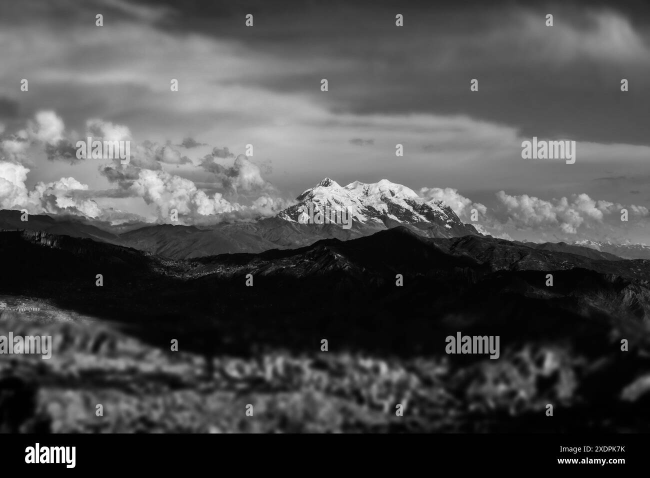 Illimani mit der Stadt La Paz in Bolivien Stockfoto