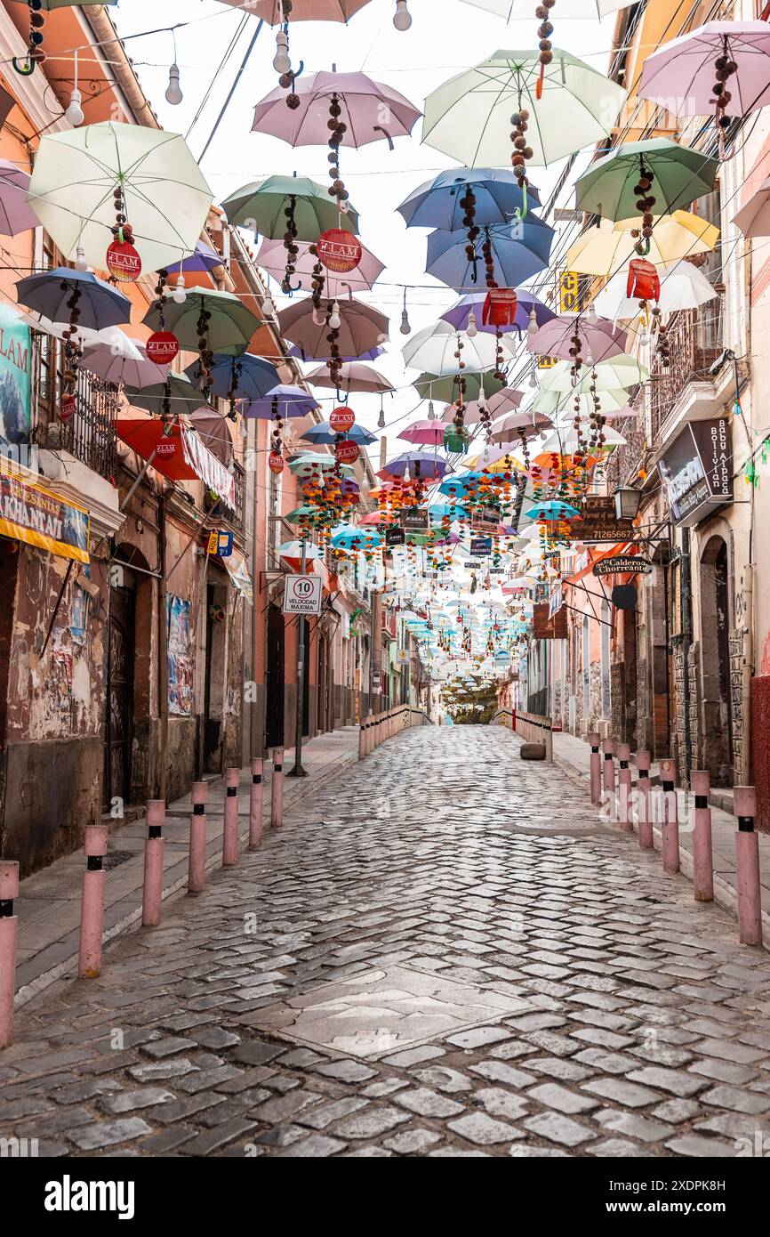 Sonnenschirmstraße (calle de los paraguas) in La paz bolivien Stockfoto Sonnenschirmstraße (calle de los paraguas) in La paz bolivien Stockfoto