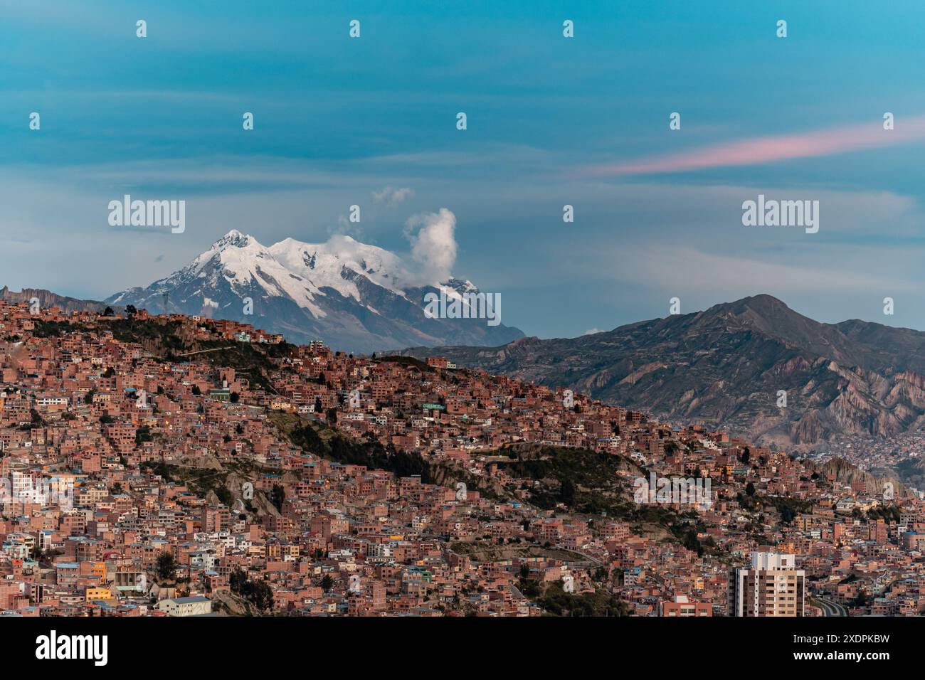 Illimani mit der Stadt La Paz in Bolivien Stockfoto