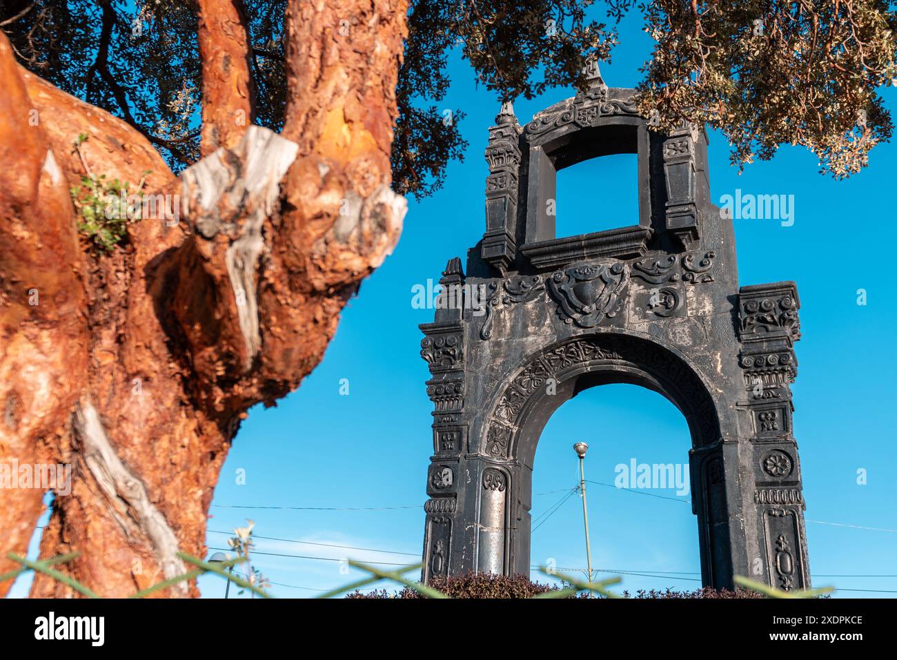 Bogen des Aussichtspunkts Killi Killi in La Paz Bolivien mit einem Baum Stockfoto