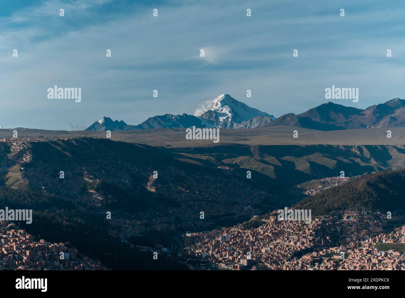 Huayna Potosi schneebedeckter Berg mit der Stadt La Paz in Bolivien Stockfoto