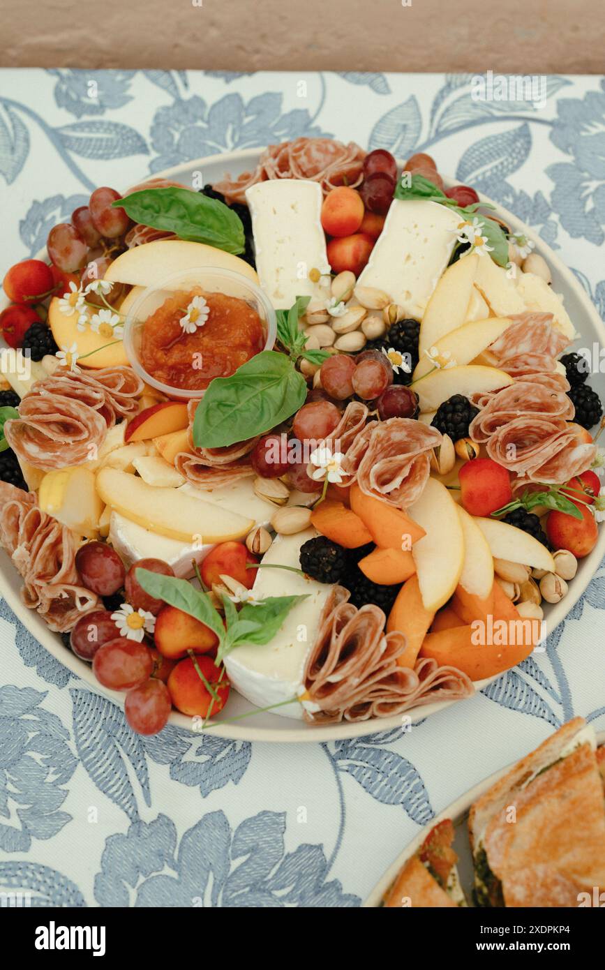 Obst-, Käse- und Wurstplatte Stockfoto