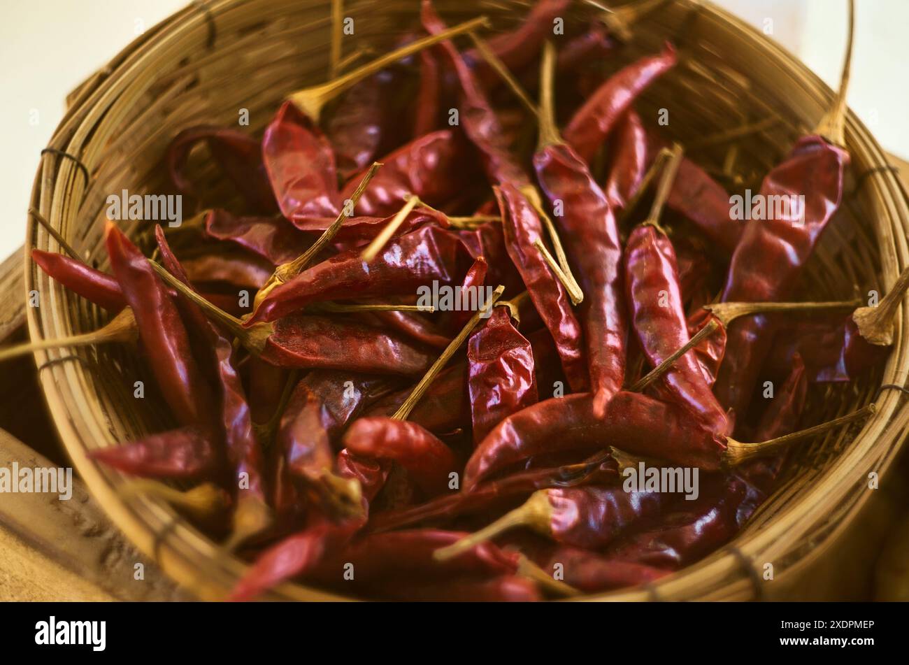Getrocknete rote Chili in einem Korb Stockfoto