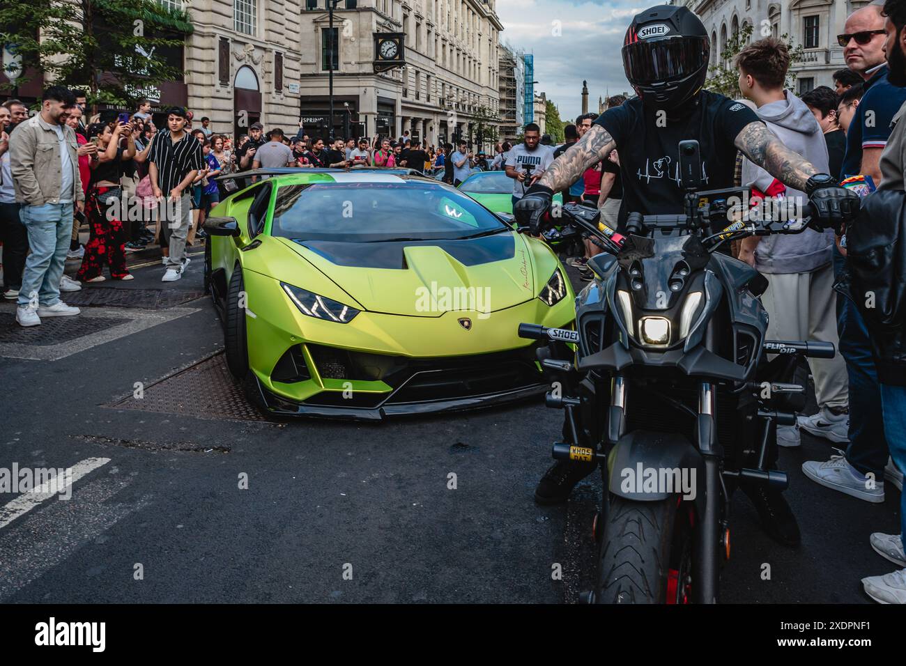 Supersportwagen, Superbikes und Fans sorgen im Londoner Piccadilly für eine Straßenblockade. Stockfoto