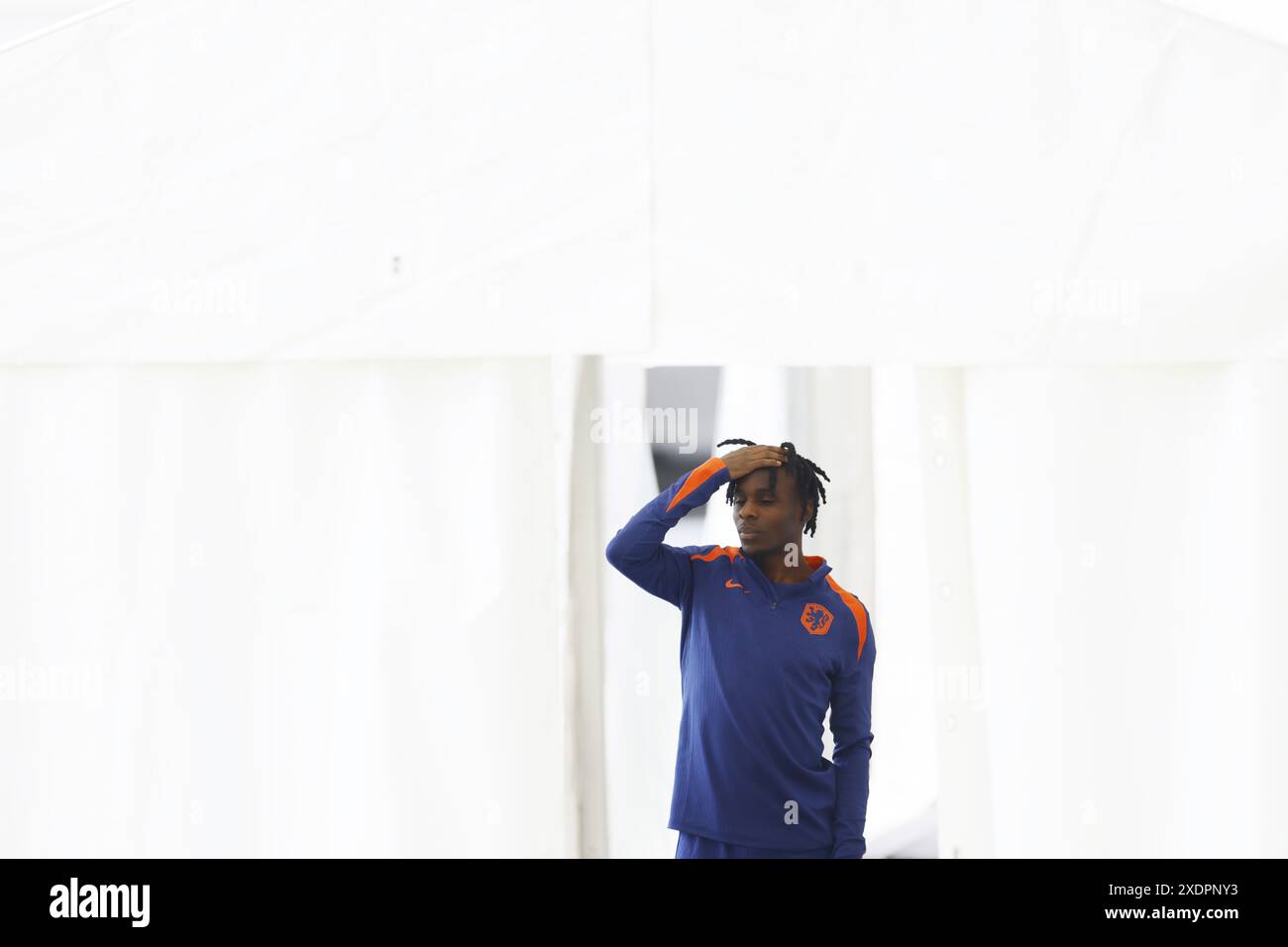 WOLFSBURG - Jeremie Frimpong während eines Trainings der niederländischen Nationalmannschaft im AOK-Stadion am 24. Juni 2024 in Wolfsburg. Die niederländische Nationalmannschaft bereitet sich auf das Gruppenspiel bei der Fußball-Europameisterschaft in Deutschland gegen Österreich vor. ANP KOEN VAN WEEL Stockfoto