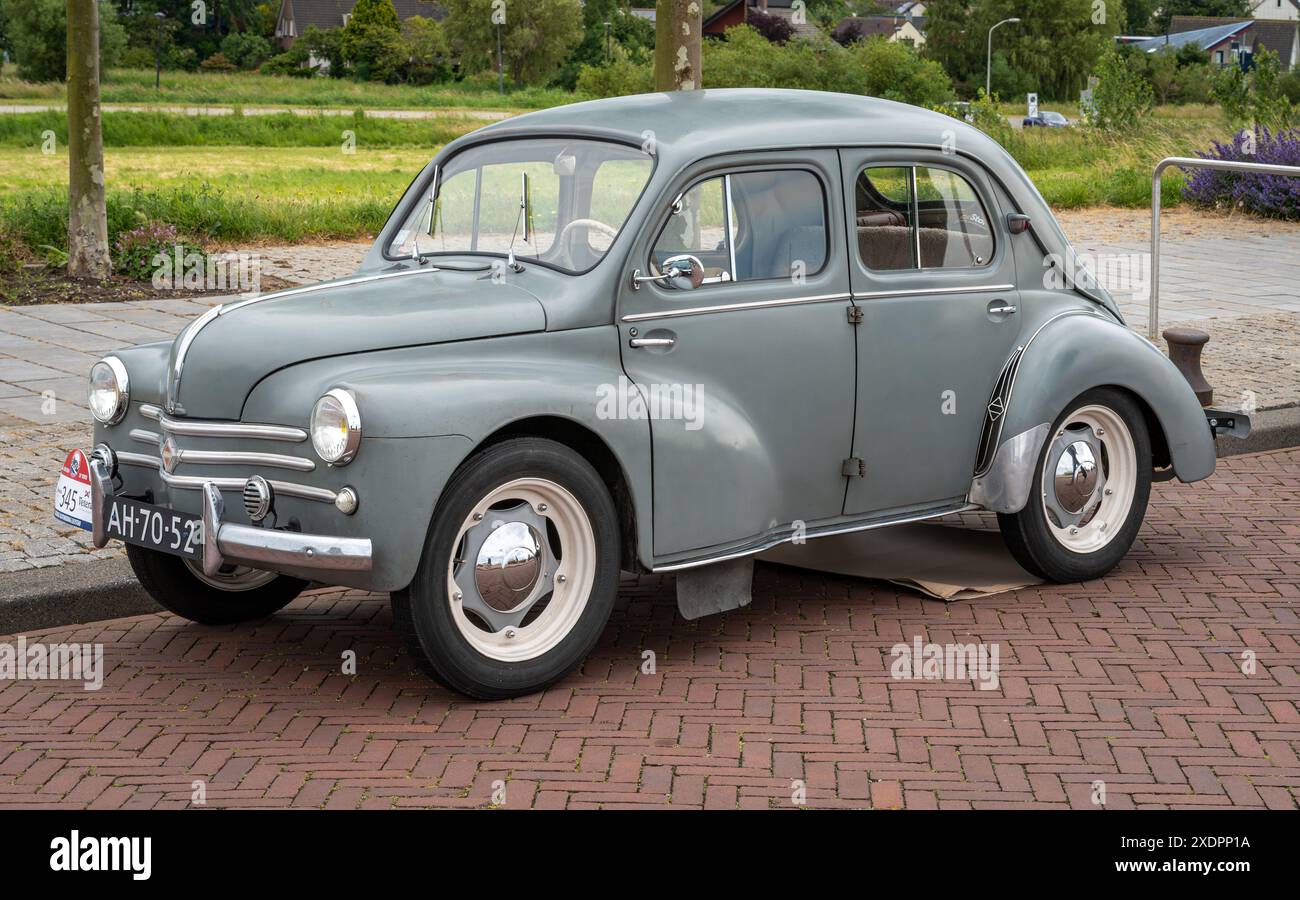 Lelystad, Niederlande, 16.06.2024, Classic Economy Car Renault 4CV ab 1955 beim National Old Timer Day Stockfoto