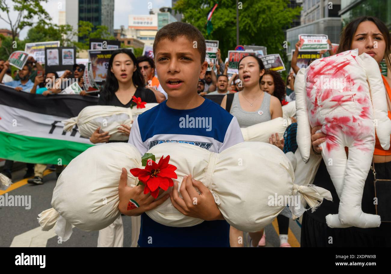 Seoul, Südkorea. Juni 2024. Demonstranten halten gefälschte Leichen von Kindern fest, die das Leiden und Töten von Infanten im Gazastreifen während der Demonstration symbolisieren. Pro-palästinensische Unterstützer rufen jetzt auf, den Völkermord zu stoppen! Und Solidarität mit den Palästinensern. Quelle: SOPA Images Limited/Alamy Live News Stockfoto