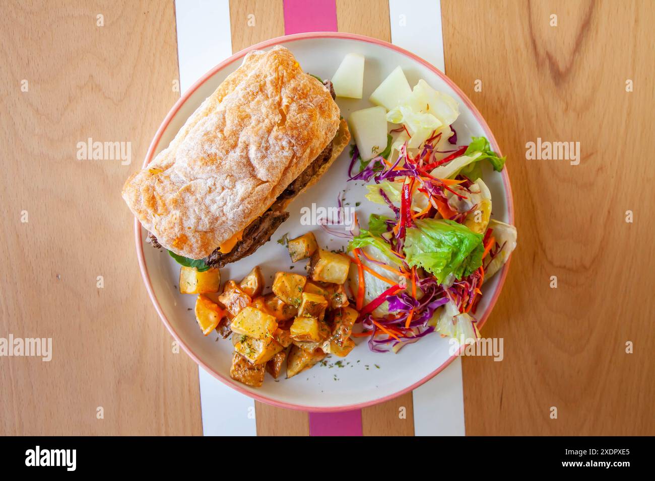 Geröstetes Rindfleisch Ciabatta getoastetes Sandwich Lifestyle-Essen in einem Café-Restaurant. Stockfoto