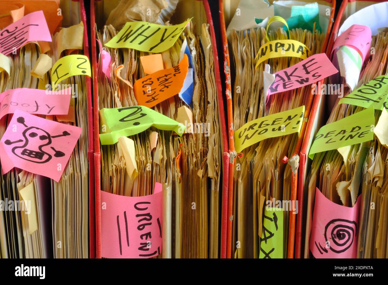 Unordentliche Aktenordner und Geschäftsunterlagen, Bürokratie, überarbeitet, übertrifft das Geschäftskonzept der Uhr. Geringe Schärfentiefe, Nahaufnahme. Stockfoto