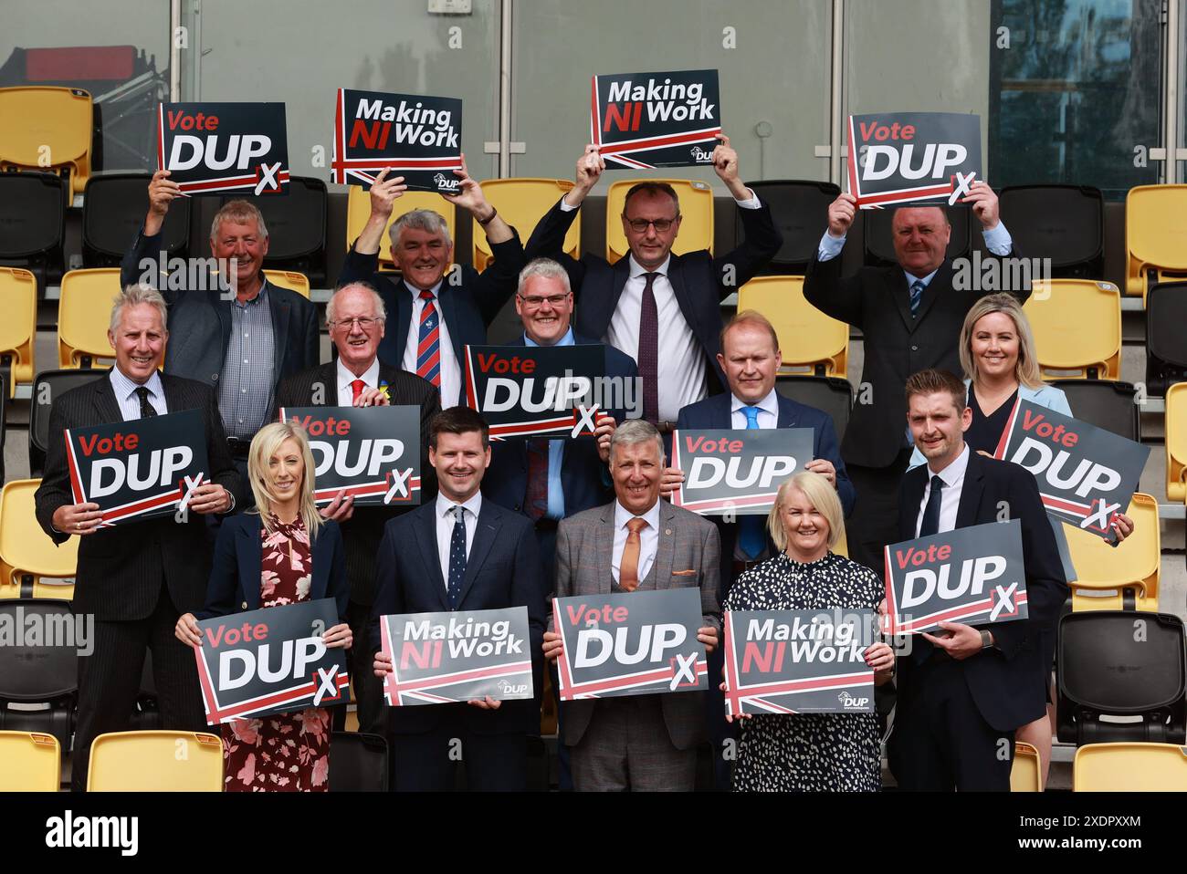 DUP-Führer Gavin Robinson (Mitte) mit den Westminster-Kandidaten beim Start des DUP-Manifests im Danny Blanchflower Stadium im Osten von Belfast, während er sich auf dem Wahlkampfpfad der Wahl befand. Bilddatum: Montag, 24. Juni 2024. Stockfoto