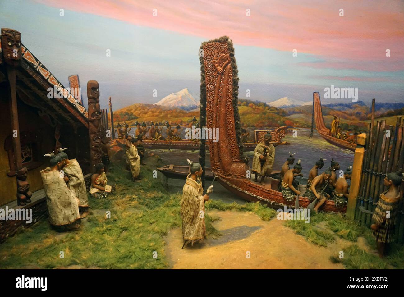 Ein Diorama des Maori-Lebens im Milwaukee Museum, das ein Maori-Dorf mit Männern und ihrem Kriegskanu zeigt. Körniges Bild, das bei verfügbarem Licht aufgenommen wird. Stockfoto