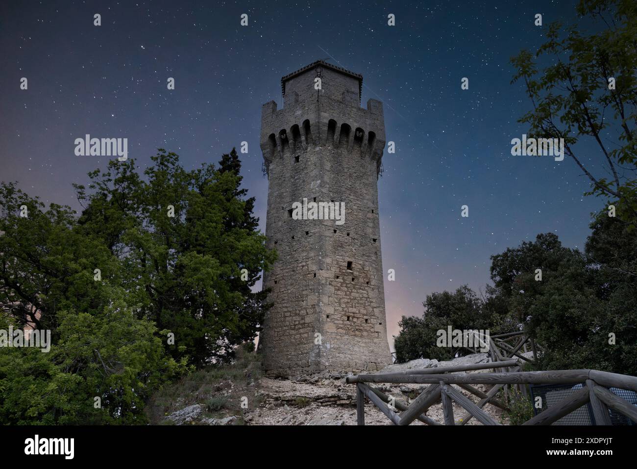 Vorderansicht des dritten mittelalterlichen Turms von san marino bei Nacht Stockfoto