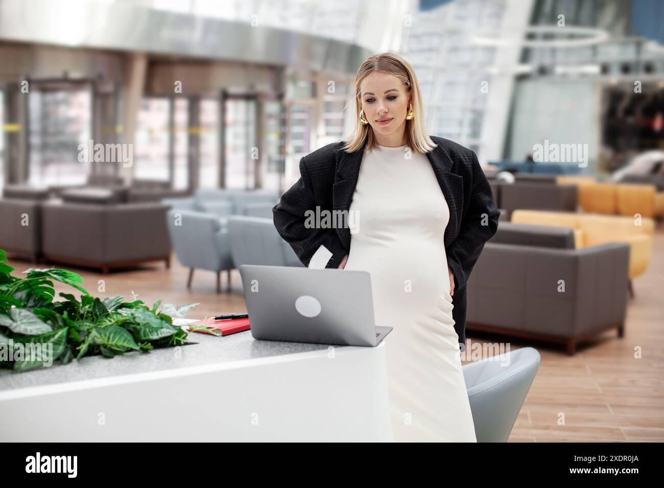 Starke weibliche Befähigung mit einer starken, selbstbewussten schwangeren Frau in einer Führungs- oder beruflichen Rolle, die andere mit ihrer Stärke und inspiriert Stockfoto