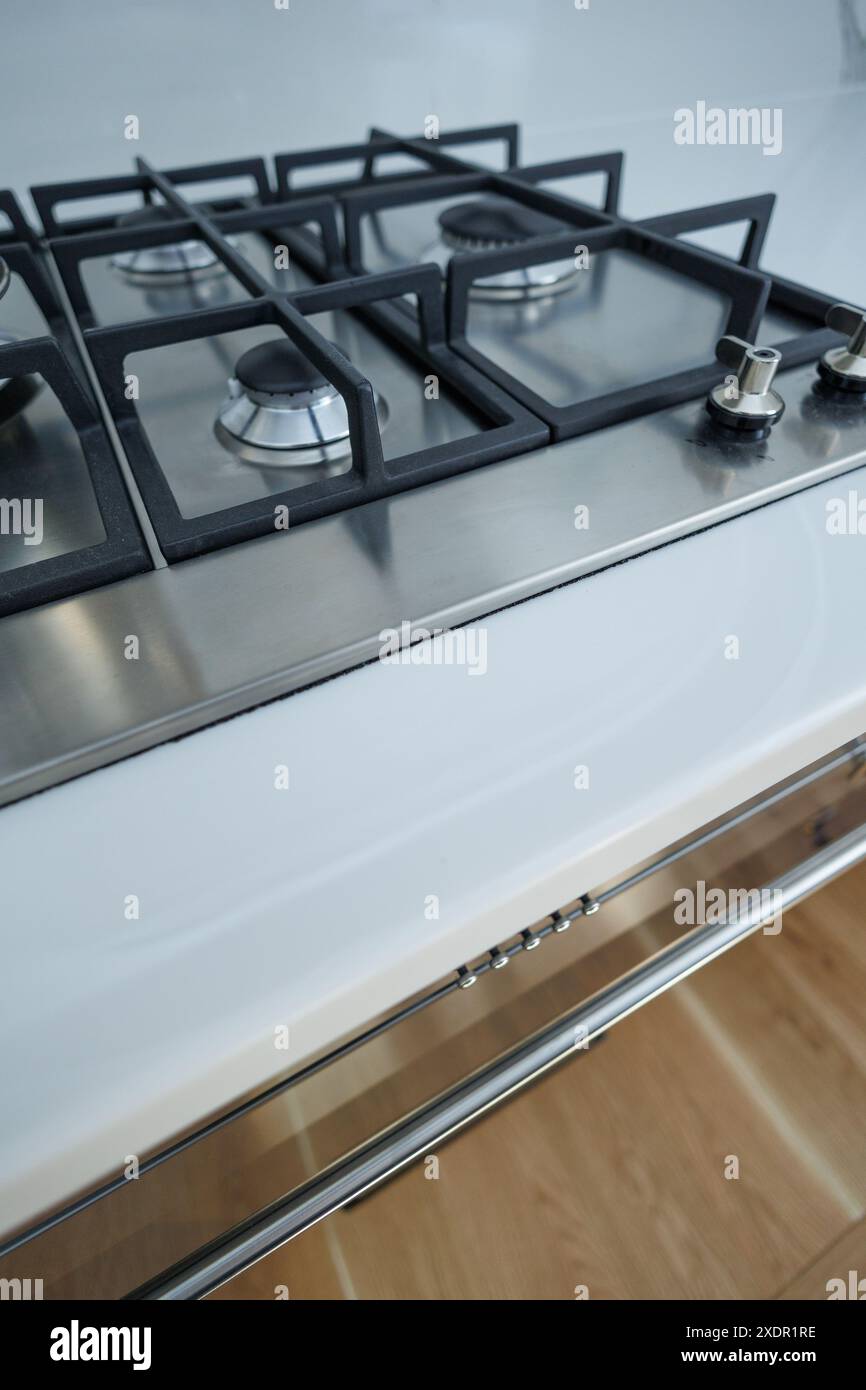 Küchenhaube, moderne Kücheneinrichtung in Weißtönen mit Kapuze. Concept Apartment zu vermieten. Neues komfortables Zuhause Stockfoto