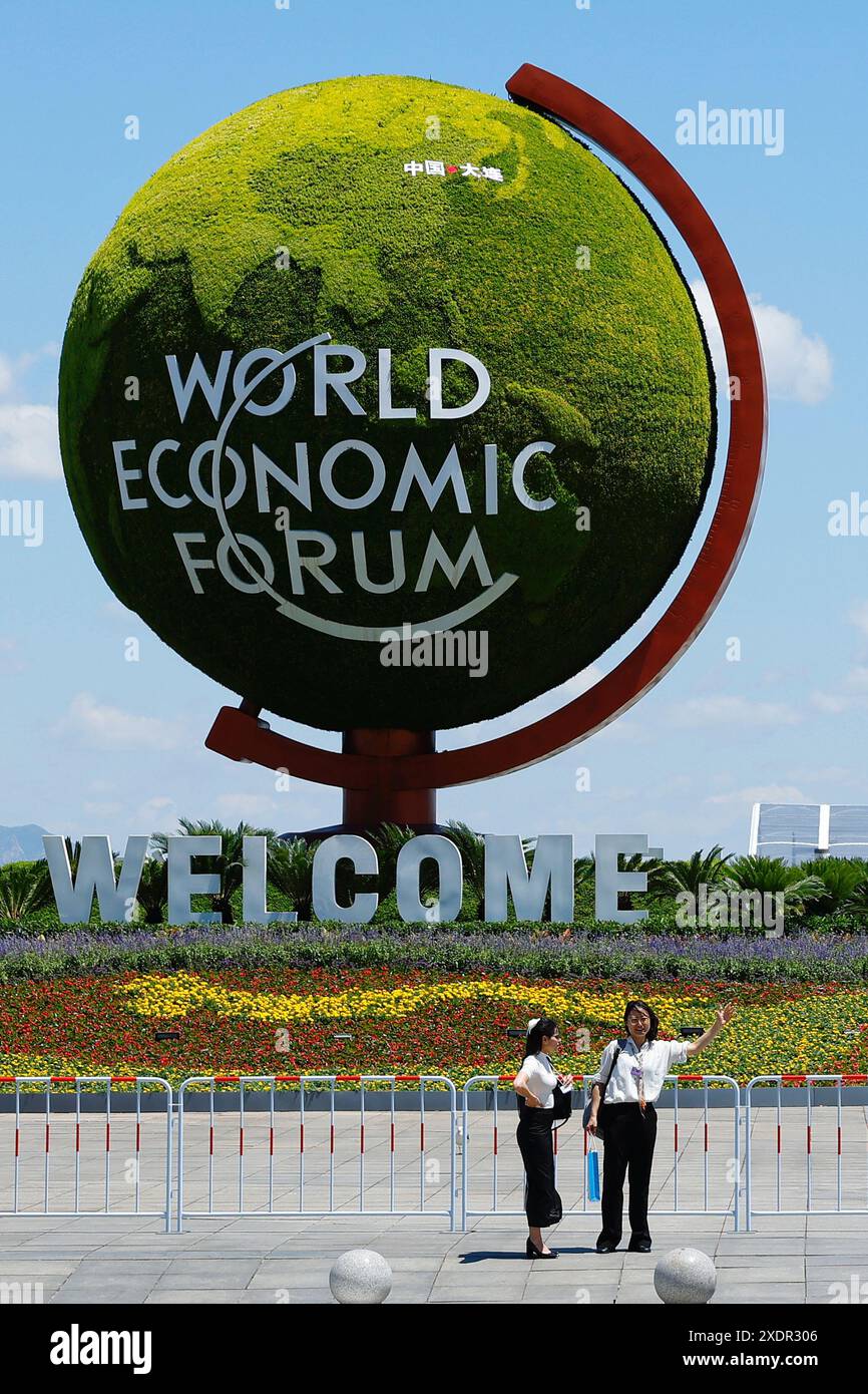 Dalian, China. 24. Juni 2024. Das Davos Forum-Blumenbeet vor dem Dalian International Conference Center. (Foto von Han Haidan/China News Service) Credit: China News Service/Alamy Live News Stockfoto