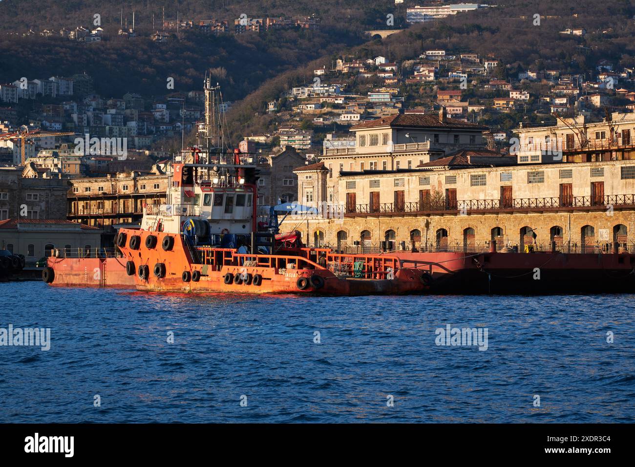 Geographie / Reise, Italien, Triest, altes, verschlechtertes Hafengebäude mit Boot im Vordergrund, ADDITIONAL-RIGHTS-CLEARANCE-INFO-NOT-AVAILABLE Stockfoto