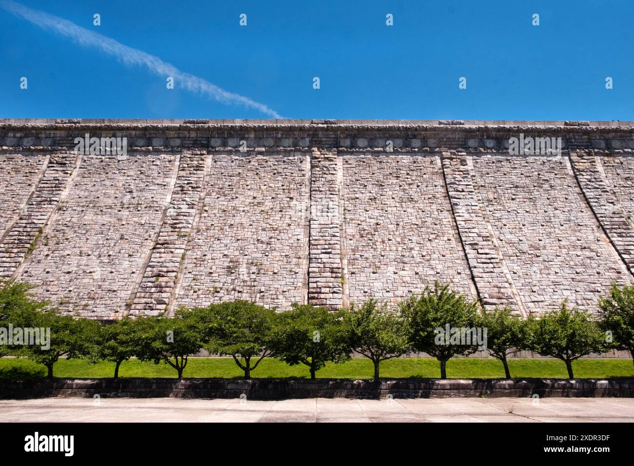 Blick auf den Kensico-Staudamm vom Plaza Park unten an einem sonnigen Frühlingstag 2024. In Valhalla, Westchester, New York. Stockfoto