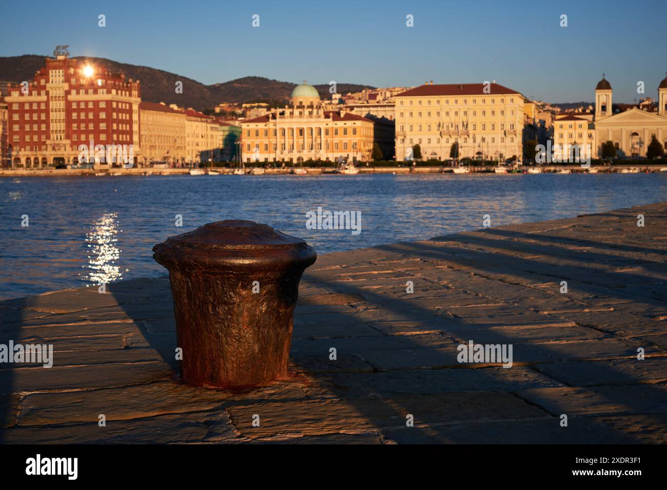 Geographie / Reise, Italien, Triest, Blick vom Molo Audace, Kai mit rostigem Schiffspoller, ADDITIONAL-RIGHTS-CLEARANCE-INFO-NOT-AVAILABLE Stockfoto