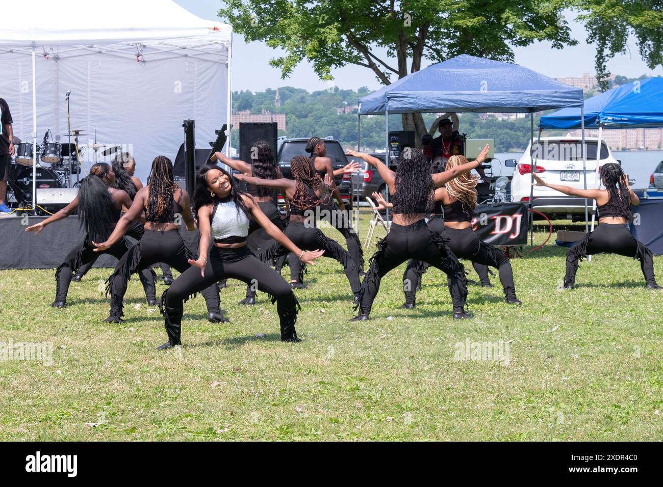 Die Sapphire Dance Line begleitete die Cobra Marching Band am Juneteenth 2024 in Beacon, New York. Stockfoto