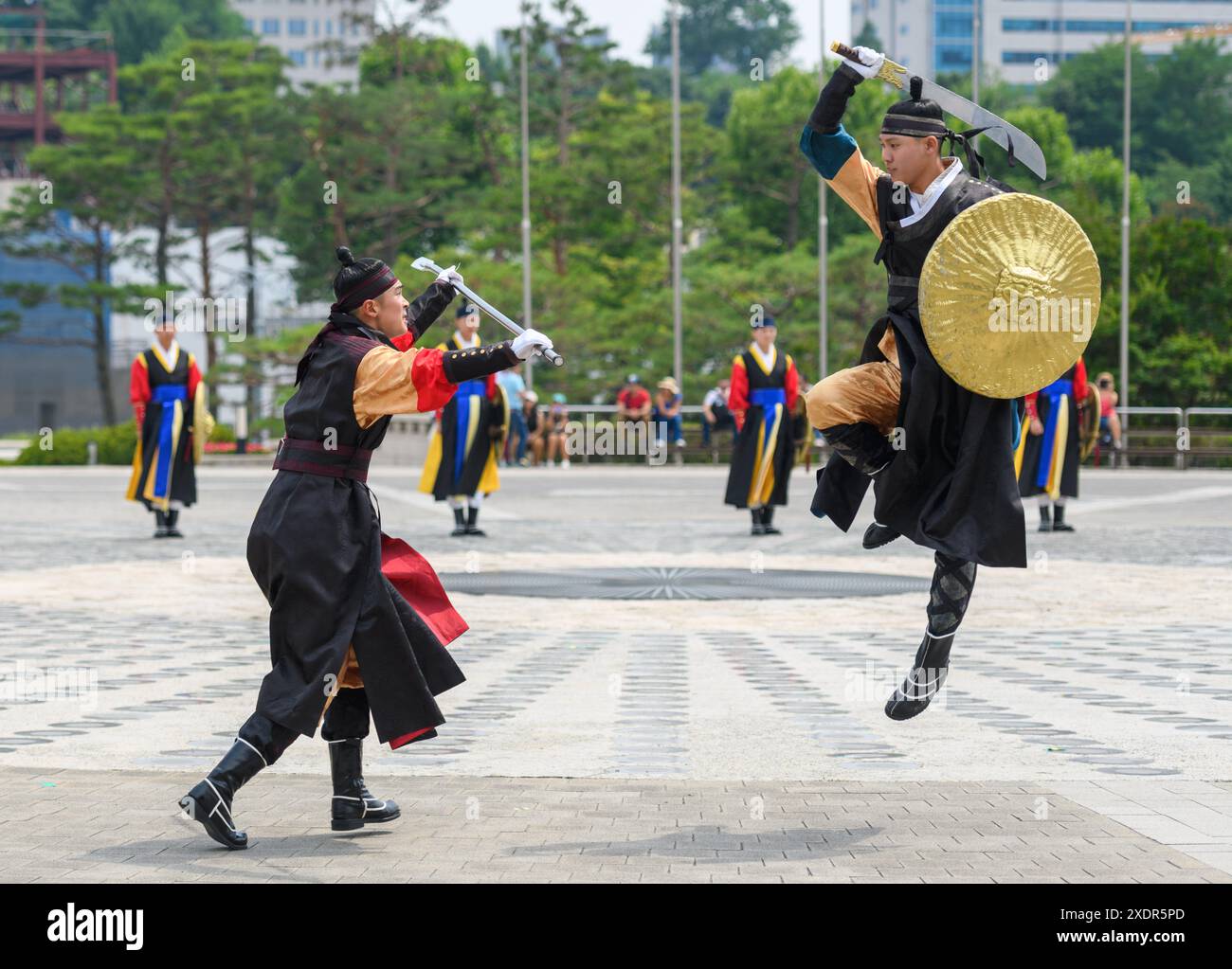 Seoul, Südkorea. Juni 2024. Die traditionelle Ehrenwache des südkoreanischen Verteidigungsministeriums tritt bei einer öffentlichen Veranstaltung auf dem Yongsan war Museum Square in Seoul auf. Quelle: SOPA Images Limited/Alamy Live News Stockfoto