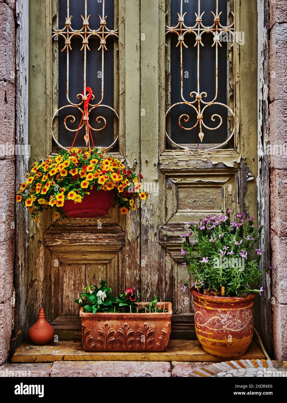 Antike Holztür mit Blumen vorne, Nafplio Stadt, Pelopones, Griechenland, griechische Inseln, Europa n Tür mit Blumen vorne Stockfoto