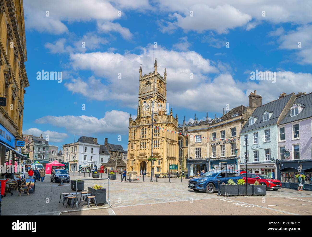 Cirencester. Der Marktplatz mit Blick auf die Kirche St. John Baptist, Cirencester, Gloucestershire, England, Großbritannien Stockfoto