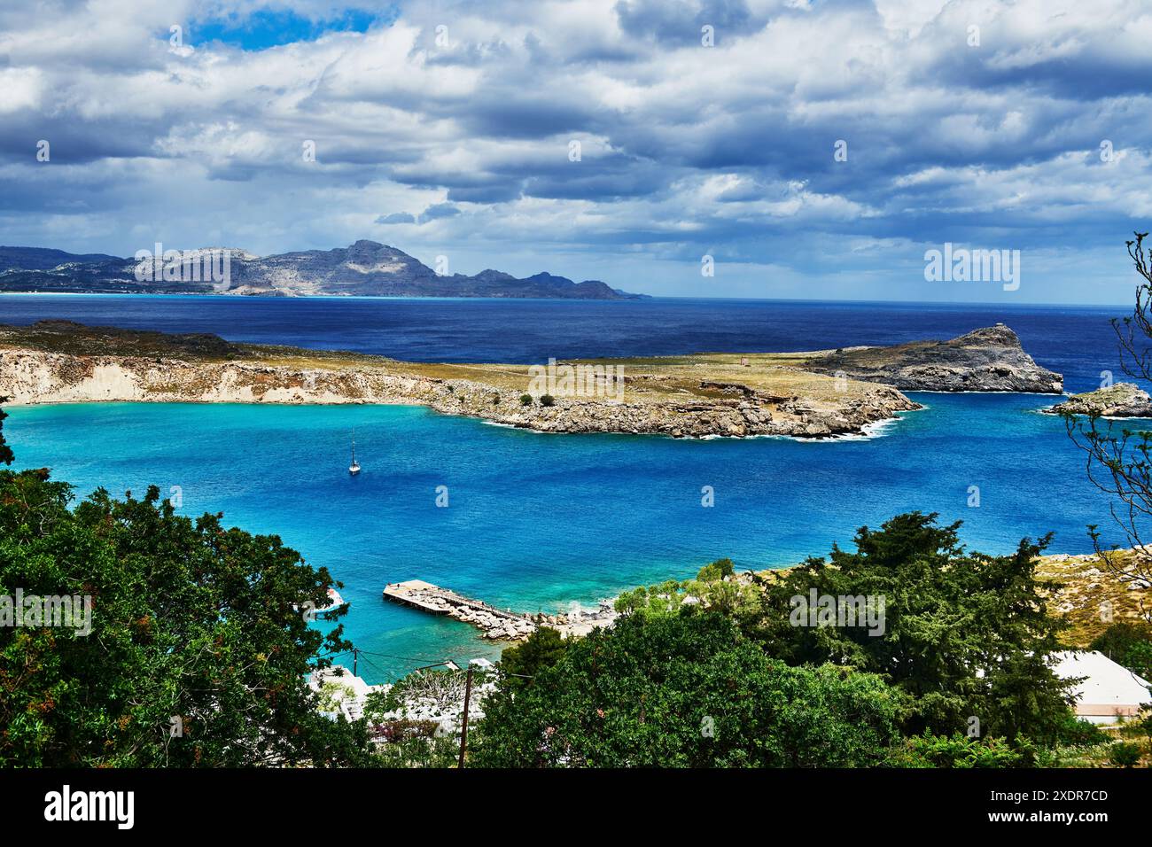 Blick auf Lindos Strand und Küste, Lindos, Dodekanese, Rhodos, Griechenland, Europa Stockfoto