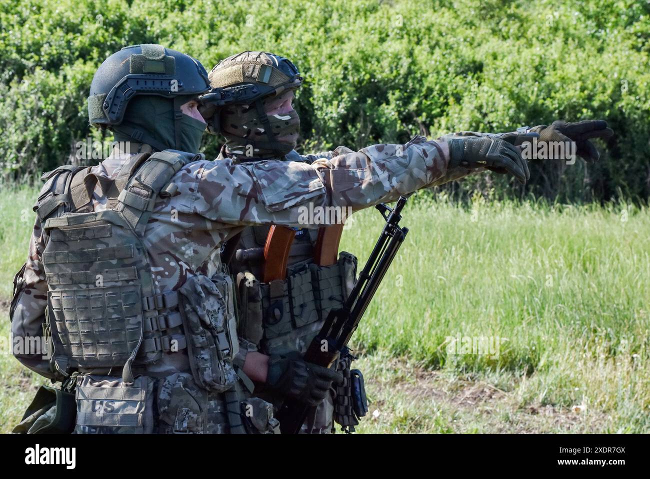 Zaporischzhia, Ukraine. Juni 2024. Ukrainische Soldaten werden während der Militärpraktiken in der Region Zaporischzhia gesehen. Die USA kündigen den Beginn einer neuen Offensive der russischen Armee an. Nach Angaben des American Institute for the Study of war zeichnet es derzeit alle Anzeichen auf, dass Russland eine neue großangelegte Sommeroffensive auf dem Territorium der Ukraine startet. (Foto: Andriy Andriyenko/SOPA Images/SIPA USA) Credit: SIPA USA/Alamy Live News Stockfoto