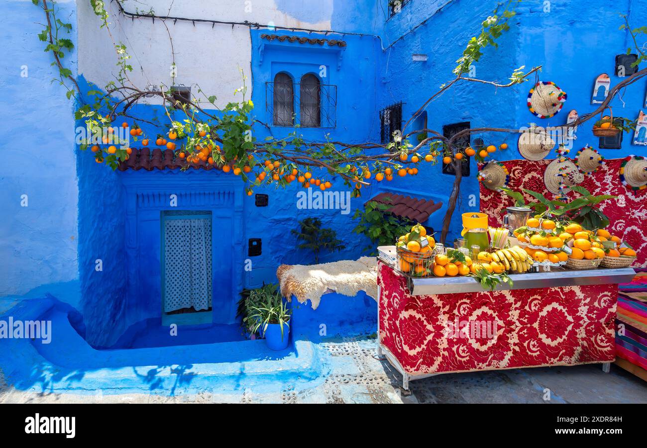 Lebhafte Straßen von Chefchaouen, Marokko, mit seinen berühmten blauen Mauern, geschäftigen Obstmärkten und einem reichen kulturellen Erbe Stockfoto