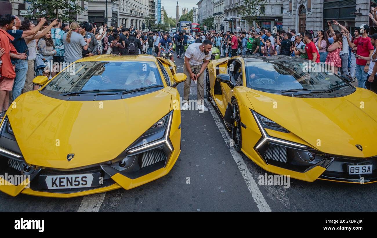 Supersportwagen im Zentrum Londons sind von vielen Fans umgeben. Stockfoto