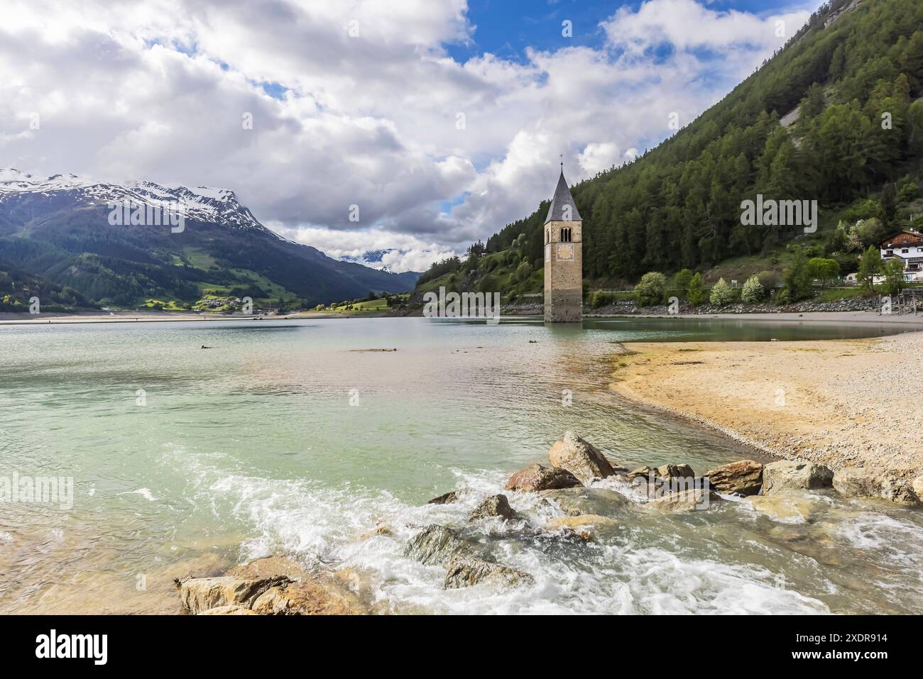 Kirchturm der alten Pfarrkirche St. Katharina. Der Glockturm ragt aus dem Reschensee, der als Stausee aufgestaut worden ist. // 25.05.2024: Graun im Vinschgau, Südtirol, Itallien, Europa c Arnulf Hettrich / Fnoxx - Veroeffentlichung nur gegen Honorar, Urhebervermerk und Belegexemplar. Kontakt: Arnulf Hettrich, Bildagentur Fnoxx, Zeppelinstrasse 7, 70193 S t u t g a r t , D e u t s c h l a n d , Telefon 49 173 3189170 und 49 711 291260, hettrichfnoxx.de Bankverbindung: IBAN: DE86 6005 0101 0005 9259 84 - BIC: SOLADEST600 – Ust.ID-Nr. DE 812 057 385 beim Finanzamt Stuttgart 1 --- www.freelens. Stockfoto