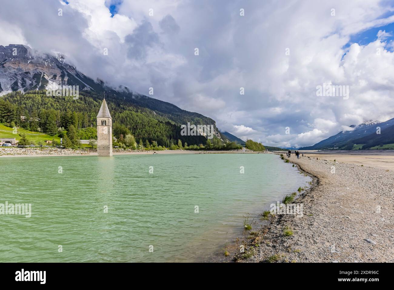 Kirchturm der alten Pfarrkirche St. Katharina. Der Glockturm ragt aus dem Reschensee, der als Stausee aufgestaut worden ist. // 25.05.2024: Graun im Vinschgau, Südtirol, Itallien, Europa c Arnulf Hettrich / Fnoxx - Veroeffentlichung nur gegen Honorar, Urhebervermerk und Belegexemplar. Kontakt: Arnulf Hettrich, Bildagentur Fnoxx, Zeppelinstrasse 7, 70193 S t u t g a r t , D e u t s c h l a n d , Telefon 49 173 3189170 und 49 711 291260, hettrichfnoxx.de Bankverbindung: IBAN: DE86 6005 0101 0005 9259 84 - BIC: SOLADEST600 – Ust.ID-Nr. DE 812 057 385 beim Finanzamt Stuttgart 1 --- www.freelens. Stockfoto