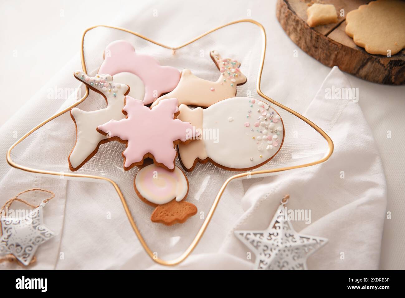 Ideen für Neujahrsfeiern für Kinder. Weihnachts-Snack, Kekse in Form von Bäumen. Hausgemachte Ingwerkekse zu Weihnachten Stockfoto