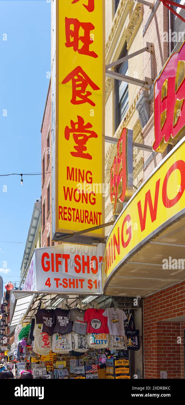 NYC Chinatown: 59 Mott Street ist ein fünfstöckiges, gelb lackiertes Apartmenthaus aus Backstein und Terracotta über Straßenläden. Stockfoto