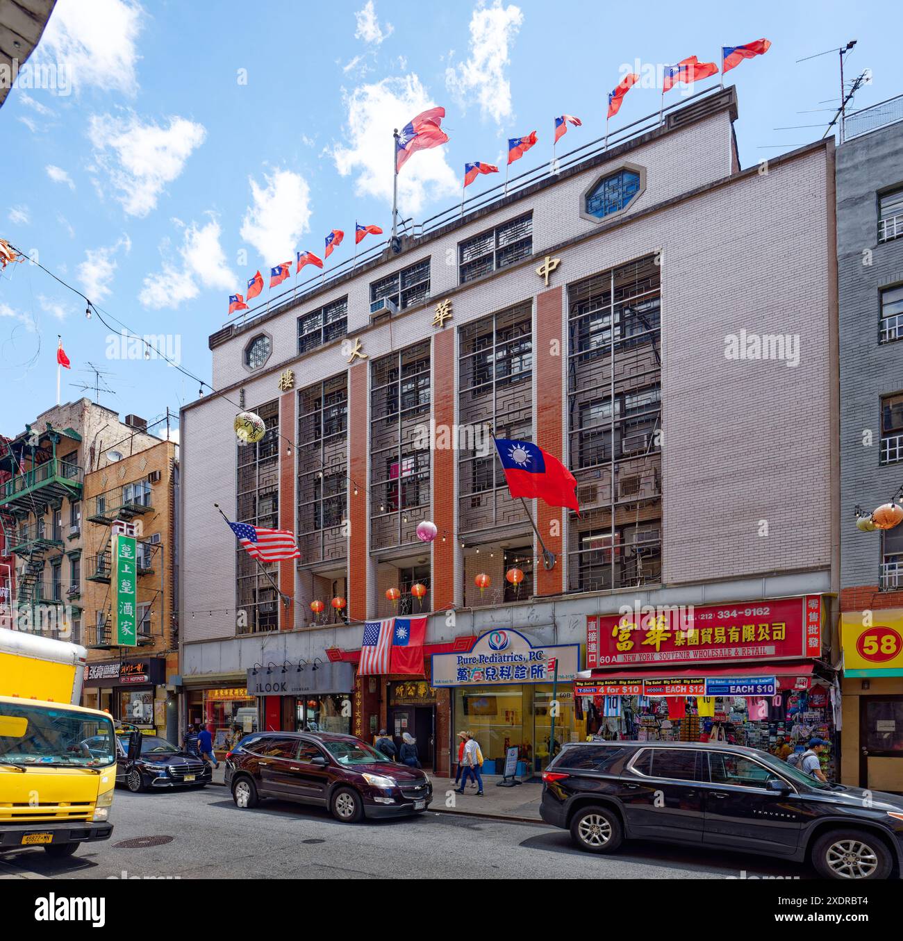 NYC Chinatown: Das chinesische Gemeindezentrum und die New York Chinese School sind in der Mott Street 60-64 aus weißem Backstein untergebracht, die mit taiwanesischen Flaggen geschmückt ist. Stockfoto